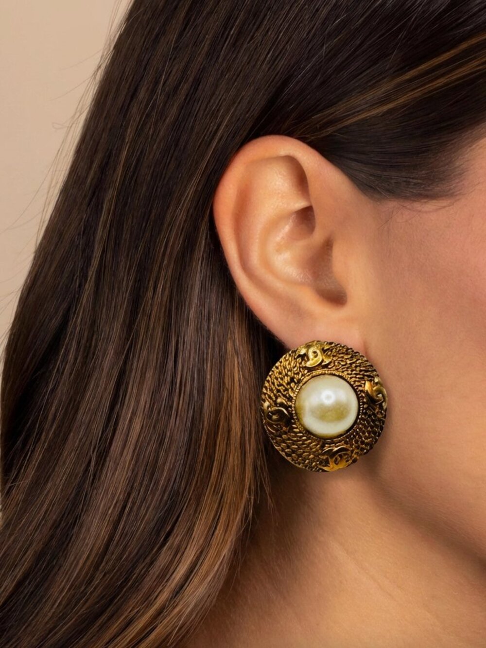 Vintage 1970s CHANEL Mabe Pearl Earrings Gold Plated CC Logo Designer Jewelry - Picture 4 of 7